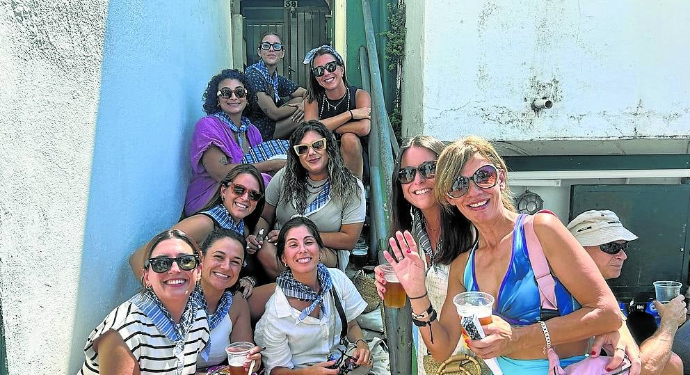 Despedida de soltera en el Puerto Viejo. Un grupo de amigas gaditanas ha visitado el norte para celebrar la ocasión. «Estamos acostumbradas al calor y aquí nos están tratando muy bien».