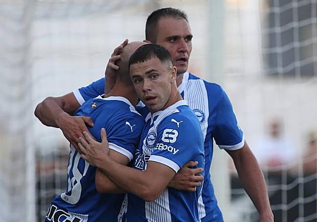 Conechny celebra su gol al Valencia.