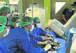 Los cirujanos vasculares de Basurto en un momento de la intervención.