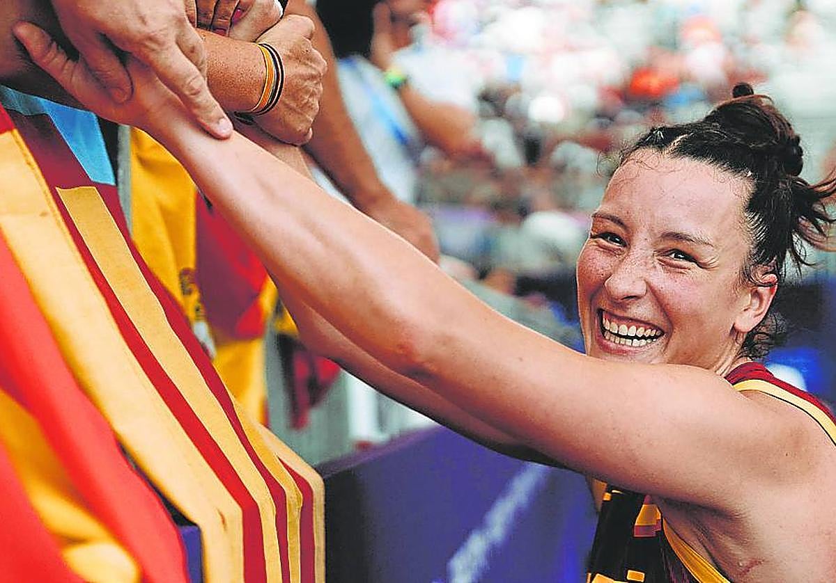 Gracia Alonso de Armiño recibe felicitaciones tras obtener la medalla de plata en París.