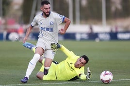 Rioja supera a Sergio Herrera durante el amistoso ante Osasuna.