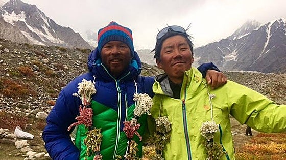 Hiraide eta Nakajima alpinista japoniarrak