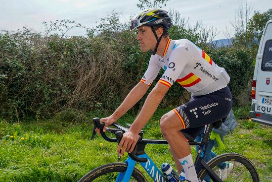 Oier Lazkano portando el maillot de Campeón de España.