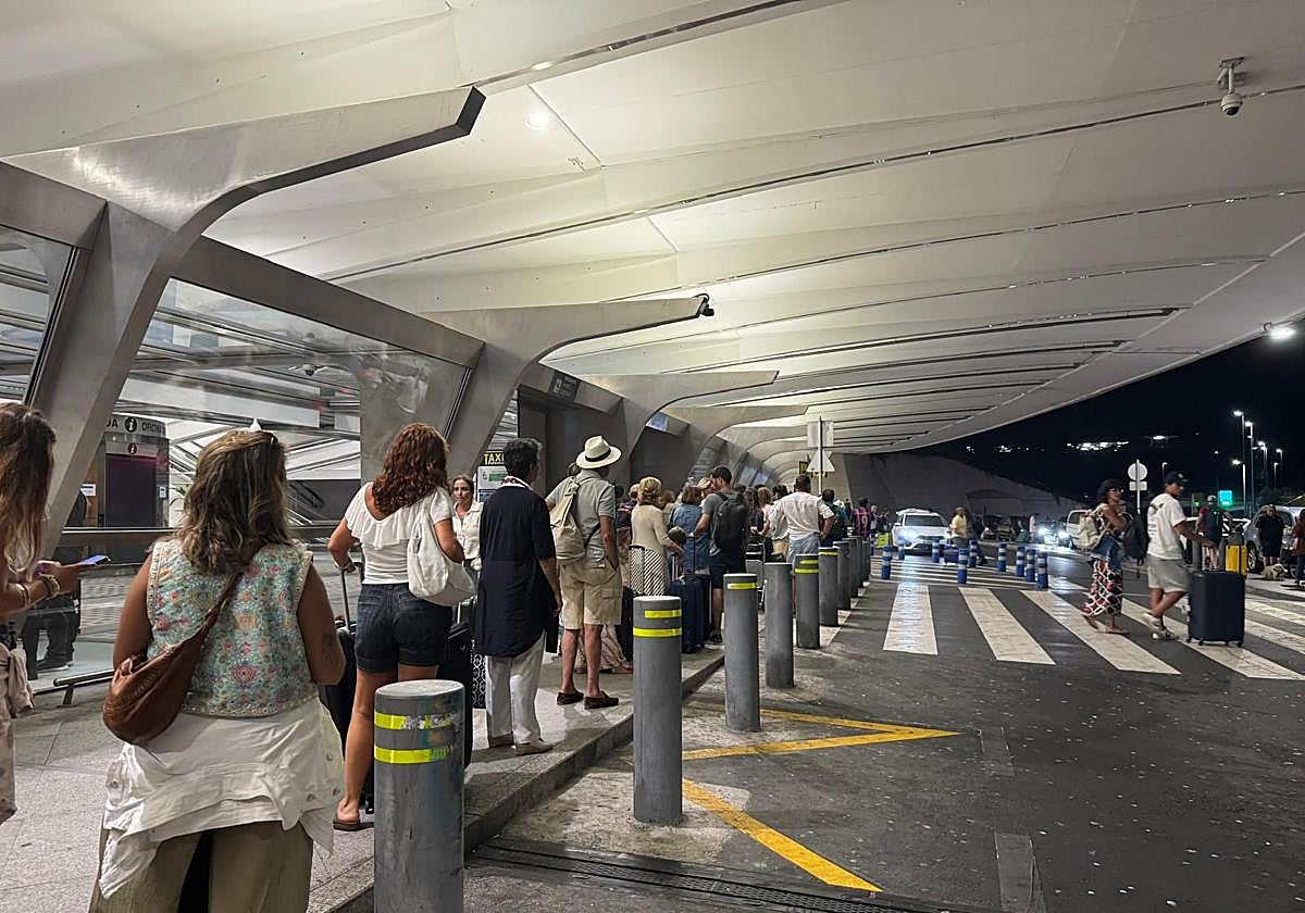 Indignación en el aeropuerto ante la falta de taxis a última hora del ...