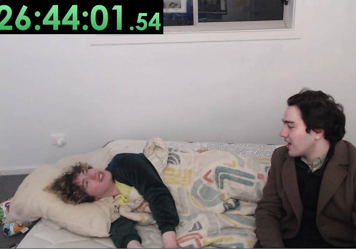 El youtuber Norme y su hermano duante la retransmisión en directo.