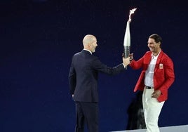 Zidane entrega la antorcha Olímpica a Rafael Nadal en la Ceremonia de inaguración de los Juegos Olímpicos.