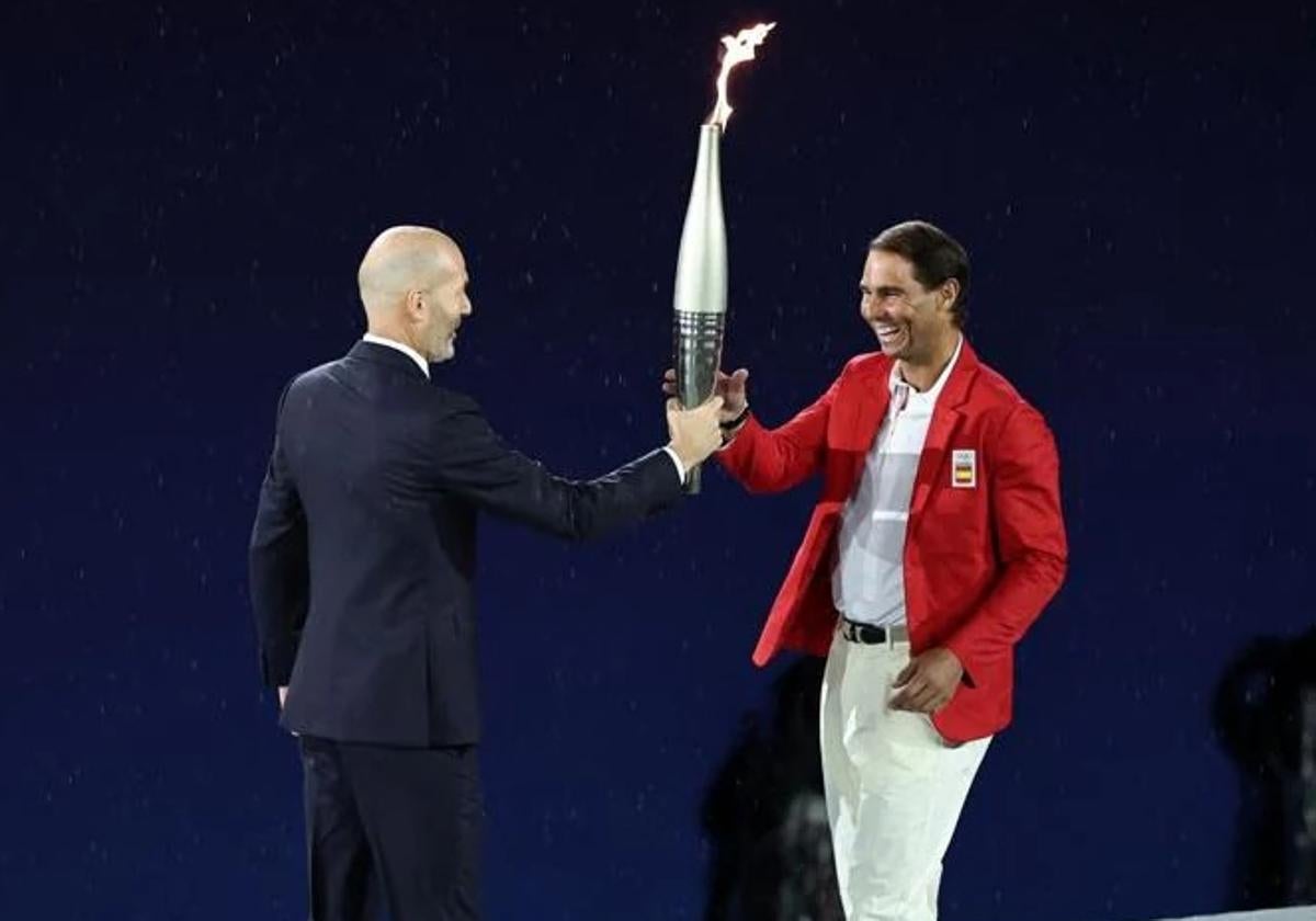 Zidane entrega la antorcha Olímpica a Rafael Nadal en la Ceremonia de inaguración de los Juegos Olímpicos.