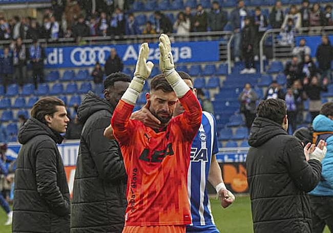 Sivera saluda a la afición de Mendizorroza emocionado.