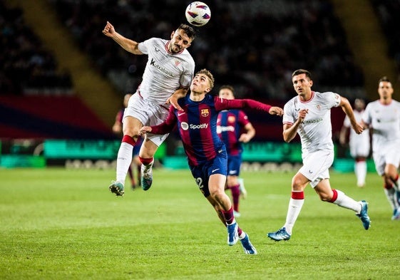 Paredes se lleva un balón aéreo ante Fermín