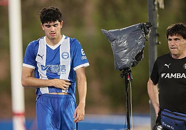 Hugo Novoa se retira lesionado del duelo ante el Levante.
