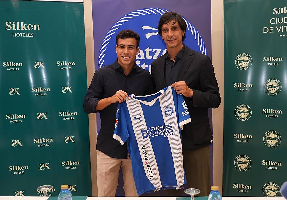 Manu Sánchez y Sergio Fernández, durante la presentación del defensa en el Hotel Silken de Vitoria.
