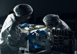 Trabajadores de AVS, junto al satélite Lur-1.