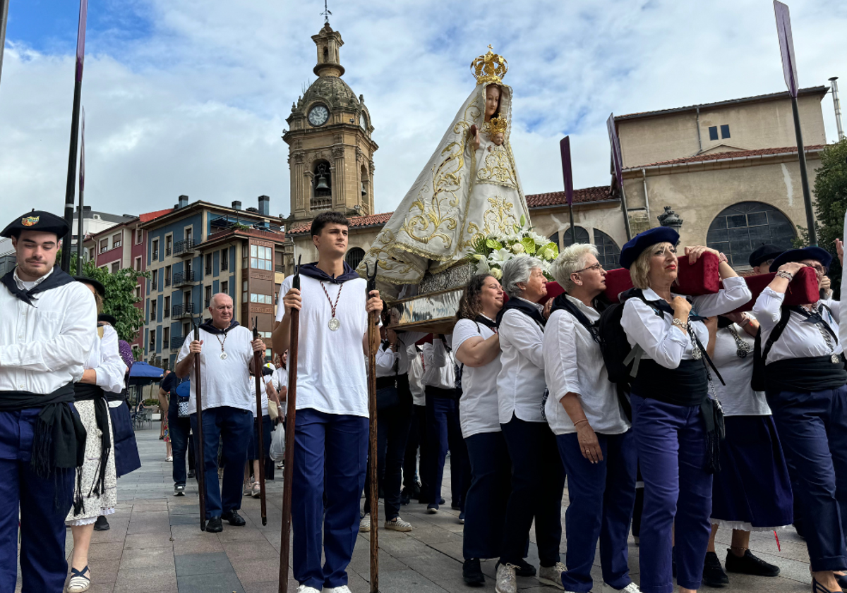 Imagen principal - «La Amatxu de Begoña es muy especial, la vivimos con intensidad»