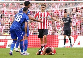 Prados protesta a los jugadores del Getafe con Sancet en el suelo.