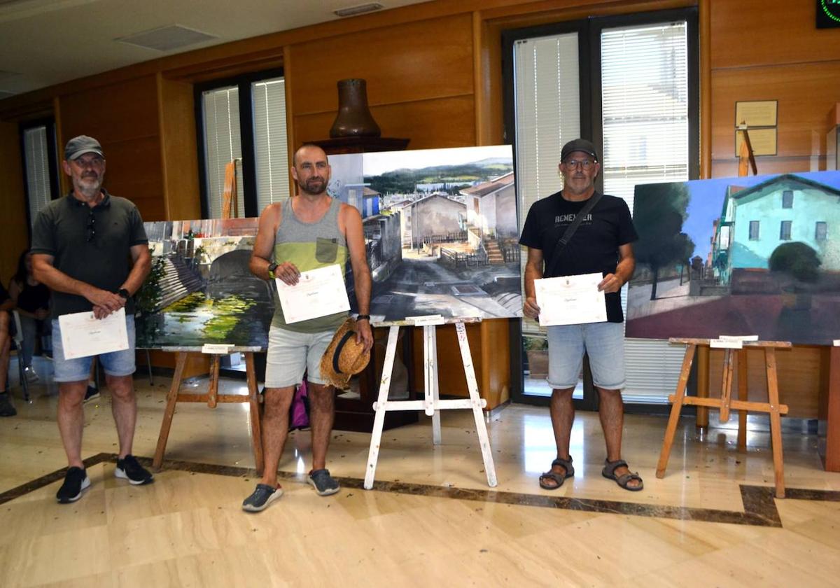 Los ganadores posan con sus obras.