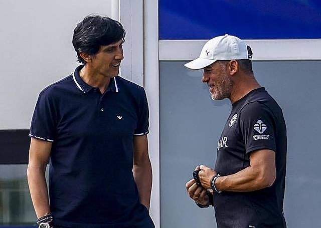 Sergio Fernández y Luis García charlan durante la pretemporada.