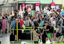 Cientos de pasajeros hacen cola en los mostradores del aeropuerto de Loiu.