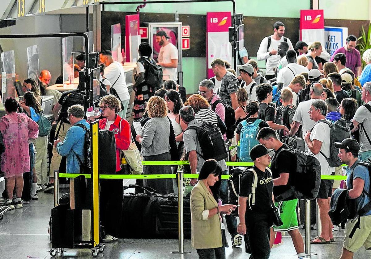 Cientos de pasajeros hacen cola en los mostradores del aeropuerto de Loiu.