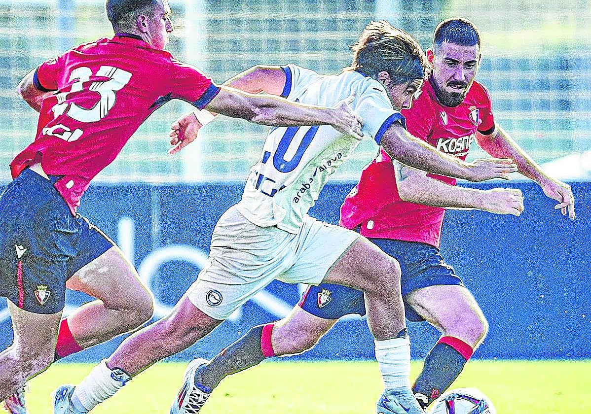 Luka Romero deja atrás a dos jugadores de Osasuna en el último amistoso de pretemporada.