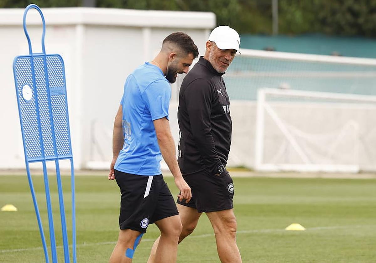 Luis García dialoga con Luis Rioja en un entrenamiento de la pretemporada.