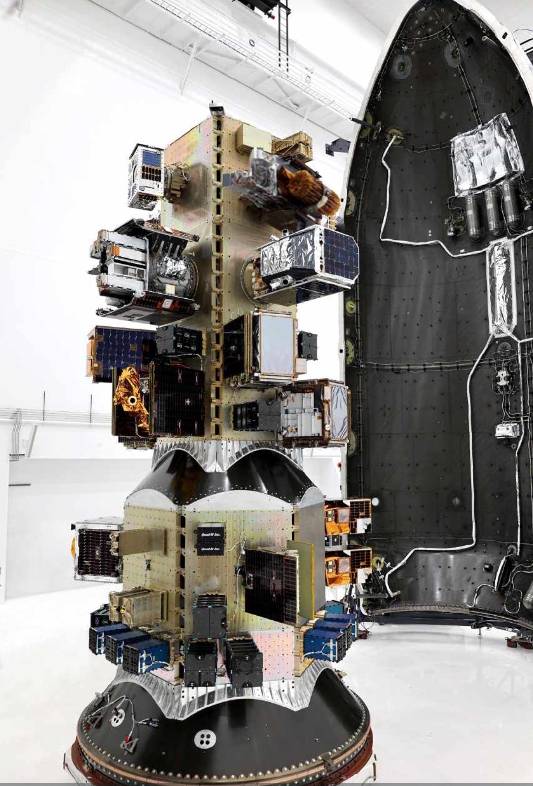 Lur 1 ya está colocado en posición. Es el primer dispositivo que se ve en la punta del Falcon 9 desde la izquierda.