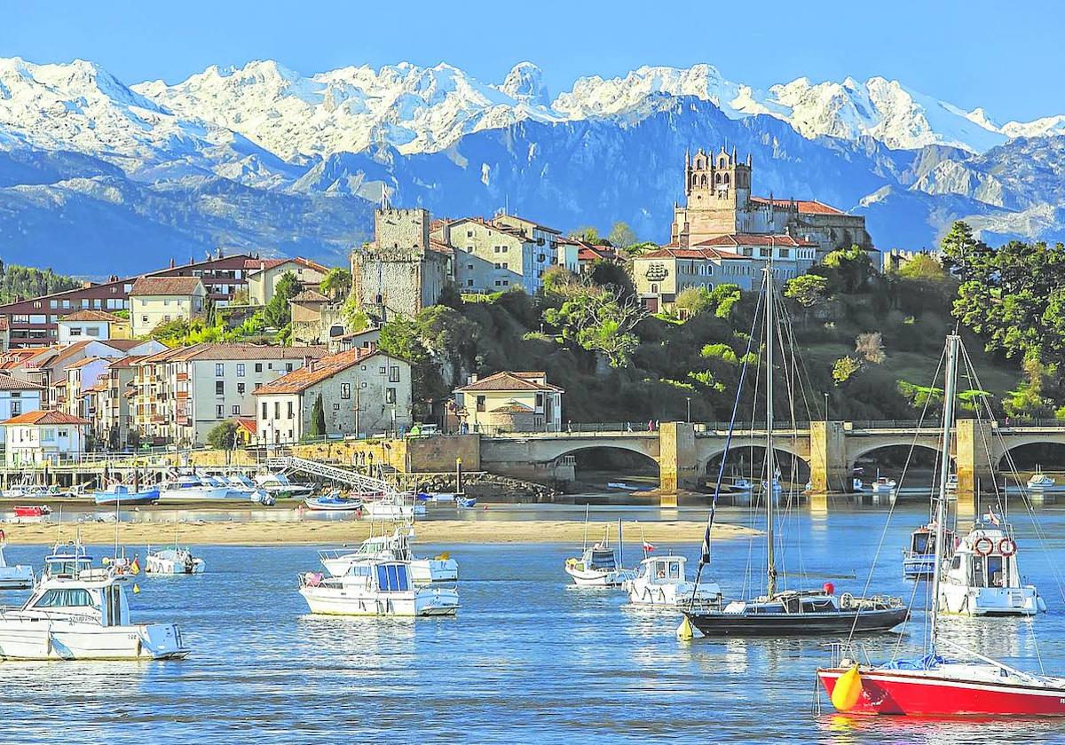 Idílica panorámica de San Vicente de la Barquera, donde se juntan el mar y la montaña.