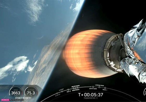 Imagen captada por una de las cámaras del propio Falcon 9, que porta en su cabeza el satélite vasco LUR-1, a 75.300 metros de altitud.