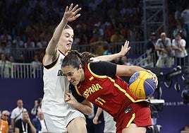 Vega Gimeno en acción ante la alemana Elisa Mevius durante la final femenina de baloncesto 3x3, entre Alemania y España.