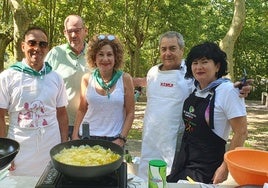 María Balado, a la derecha, con su cuadrilla, cocinando la tortilla.