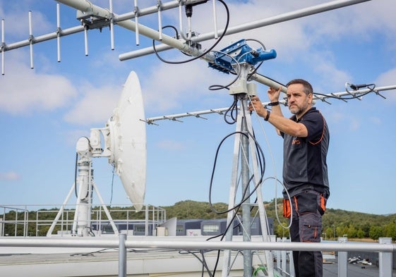 Un empleado revisa la antena que permite conectar la sede alavesa de AVS con el satélite Lur-1.