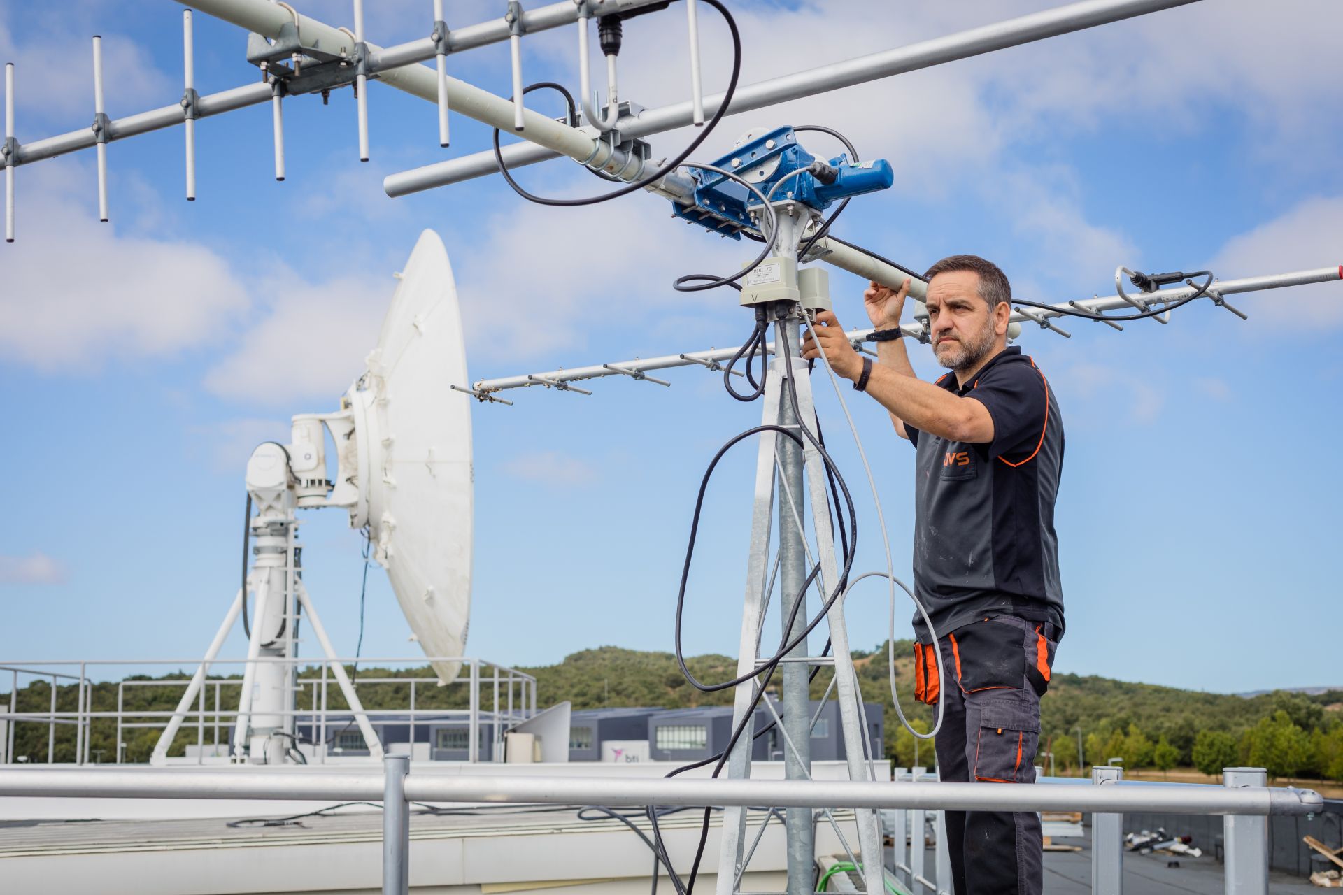 Un empleado revisa la antena que permite conectar la sede alavesa de AVS con el satélite Lur-1.