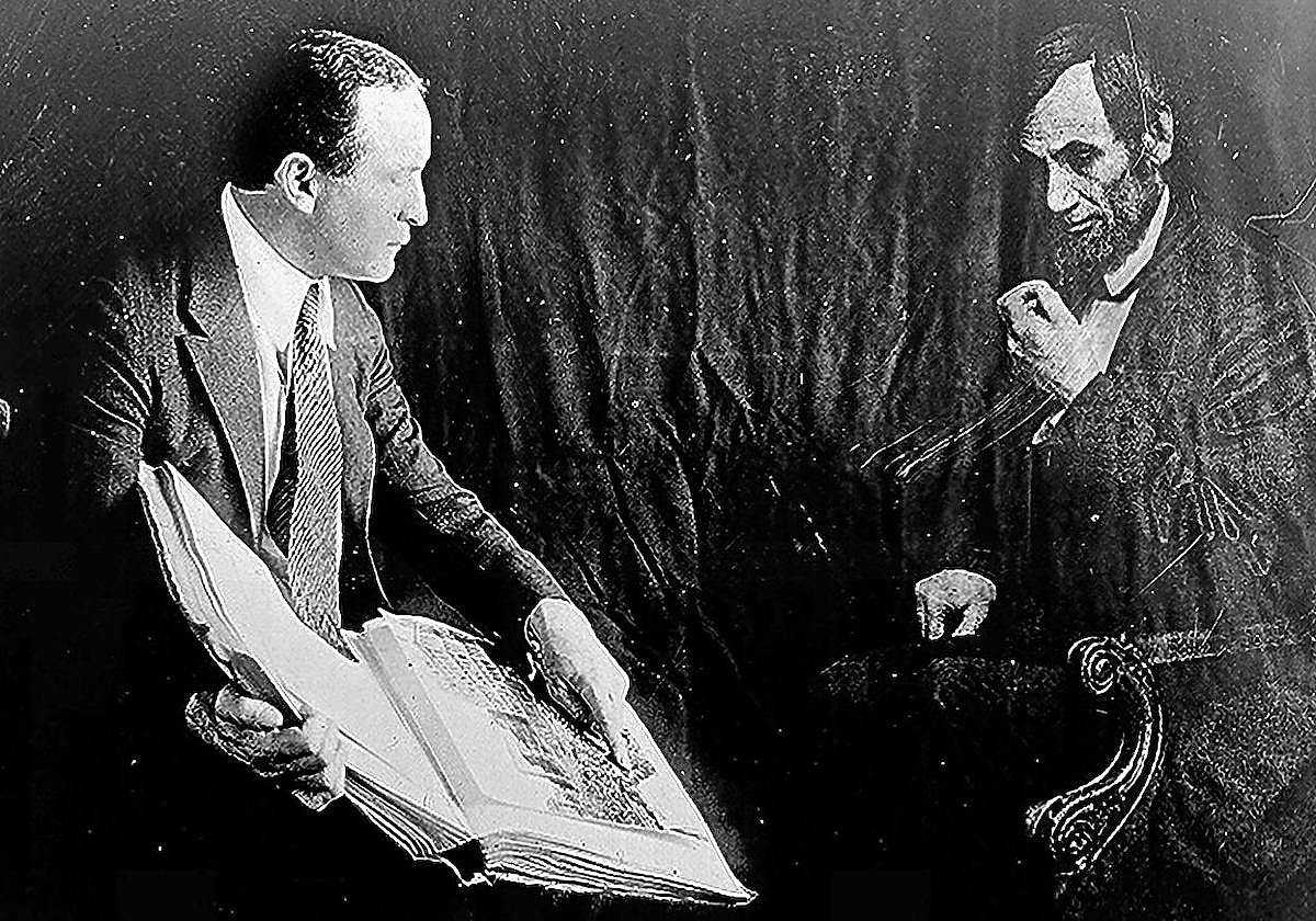 Houdini con el fantasma de Abraham Lincoln. El mago hizo esta foto para demostrar lo fácil que era crear imágenes de espíritus.