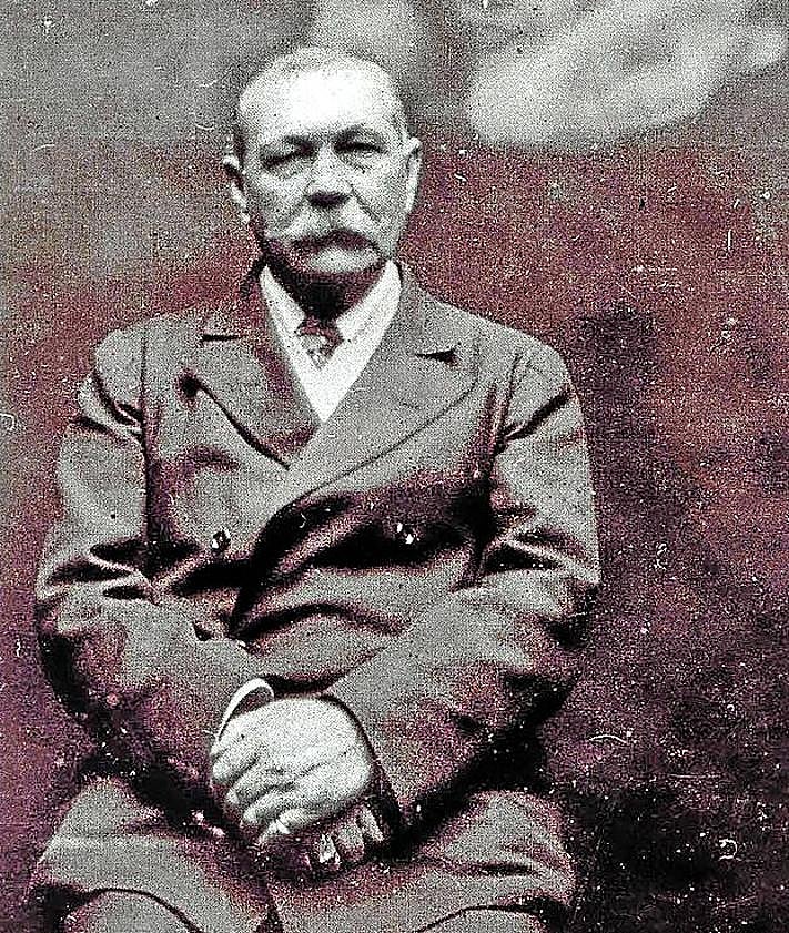 Imagen secundaria 2 - 1. El mago Banachek con cubiertos doblados 'mágicamente' por él. 2. James Randi. 3. Arthur Conan Doyle con un espectro, retratado por la fotógrafa espiritista Ada Deane hacia 1922.