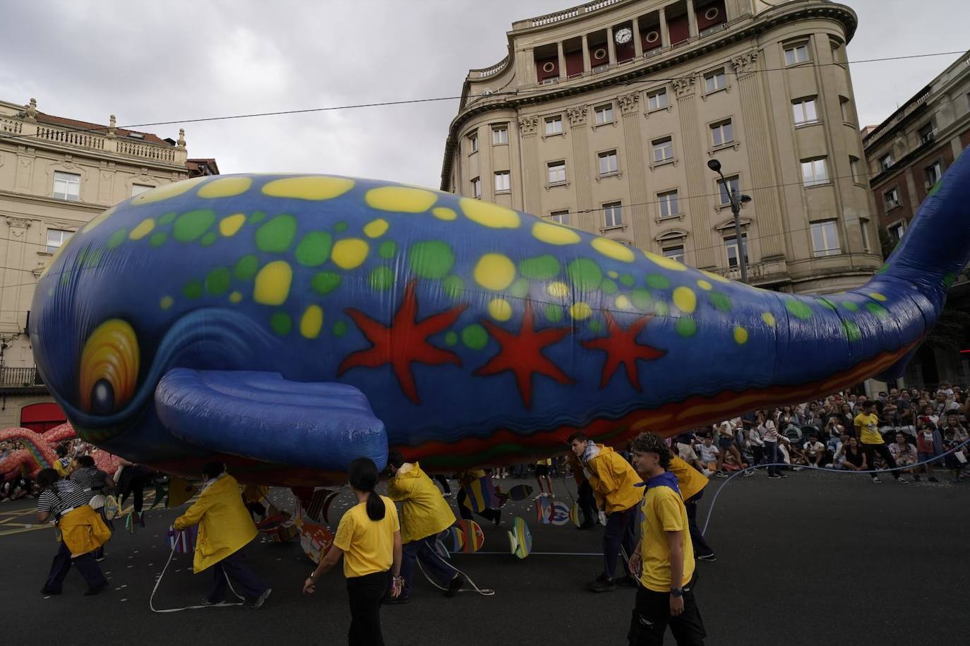 Desfile de la Ballena Aste Nagusia 2024 en Bilbao.