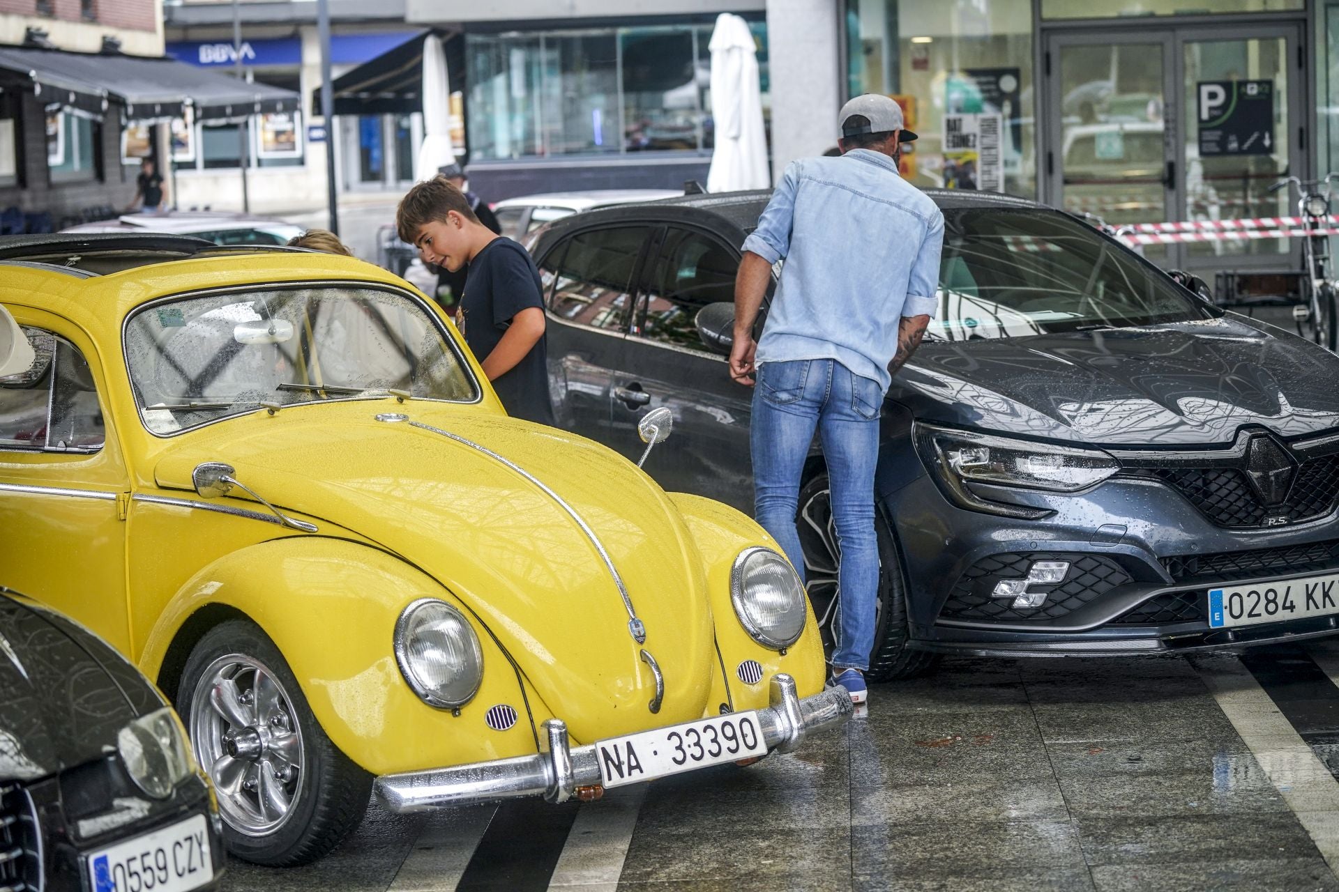 Concentración de coches clásicos en Llodio para despedir las fiestas