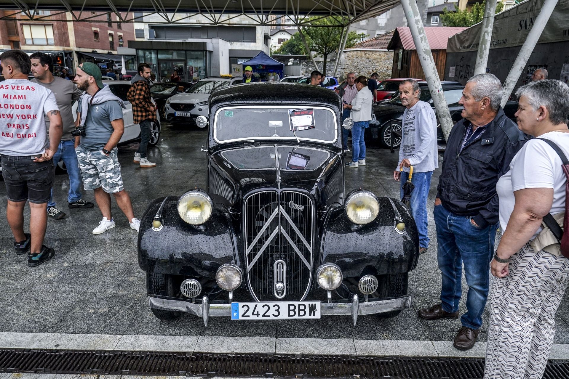 Concentración de coches clásicos en Llodio para despedir las fiestas