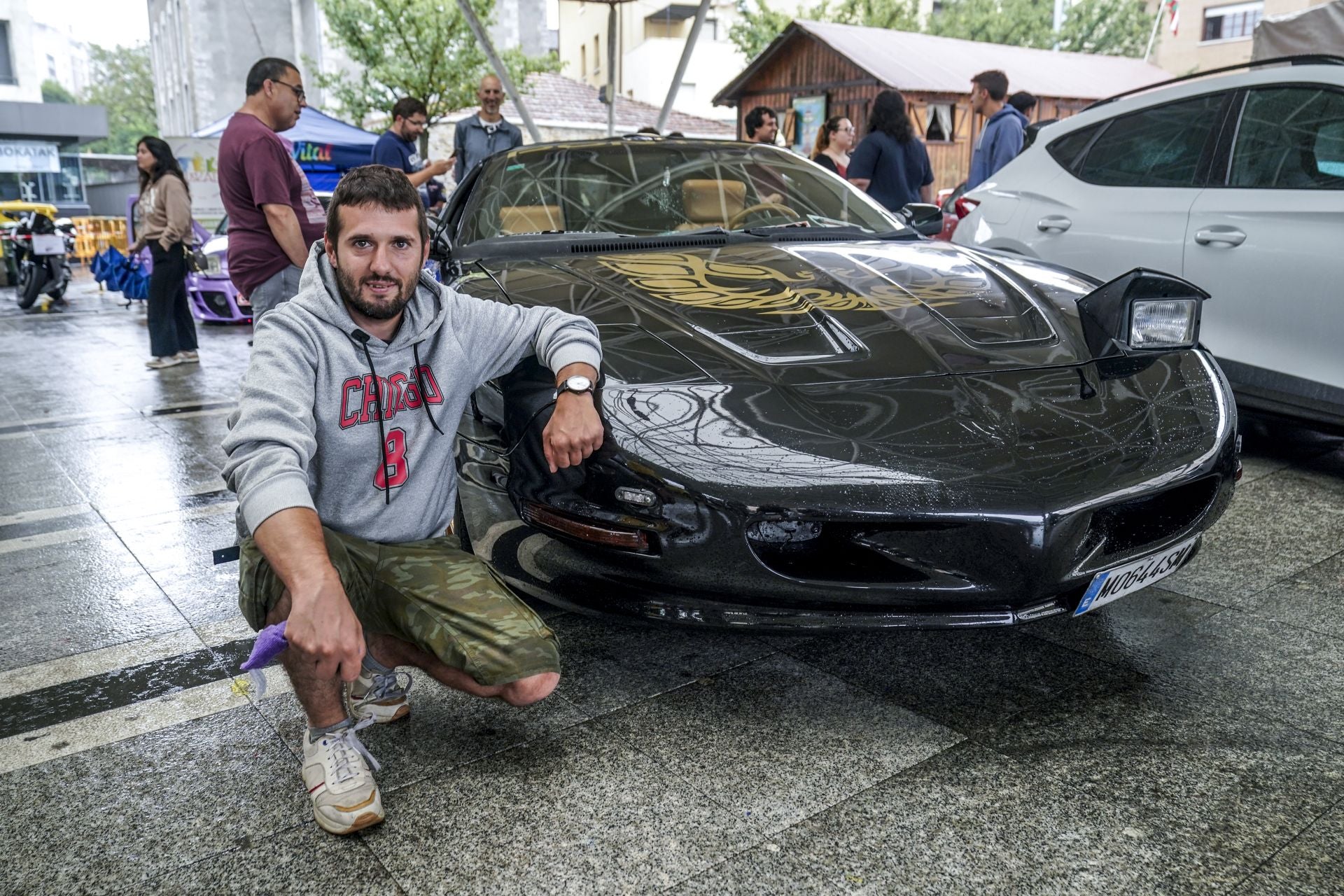 Concentración de coches clásicos en Llodio para despedir las fiestas