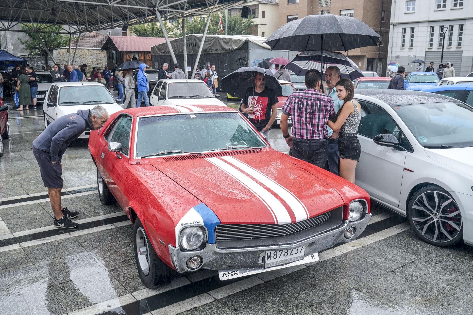 Concentración de coches clásicos en Llodio para despedir las fiestas