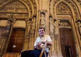 El gerente de la Fundación Catedral Santa María, retratado en el pórtico.