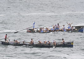 Donostiarra caza una última ola de bandera en Zarautz