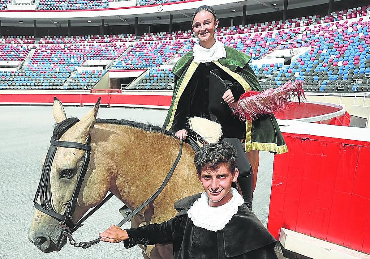 Jóvenes. Alazne y Koldo realizaron ayer los primeros ensayos para EL CORREO.