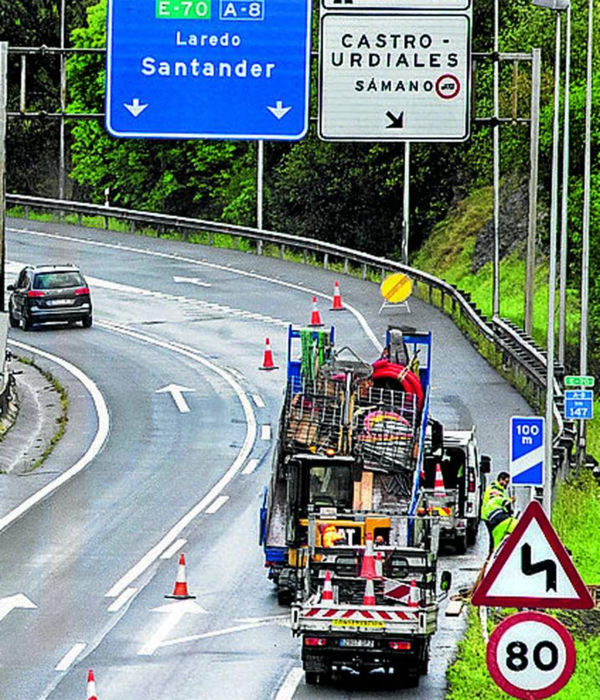 Obras del radar de tramo en la A-8 entre Castro y Saltacaballo.