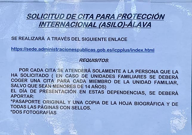 Cartel en la entrada principal de la comisaría de la Policía Nacional en Vitoria.