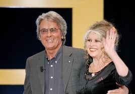 Alain Delon, junto a Brigitte Bardot en 2003.