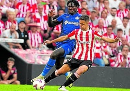 Ander Herrera saca un balón presionado por el jugador del Getafe Uche.