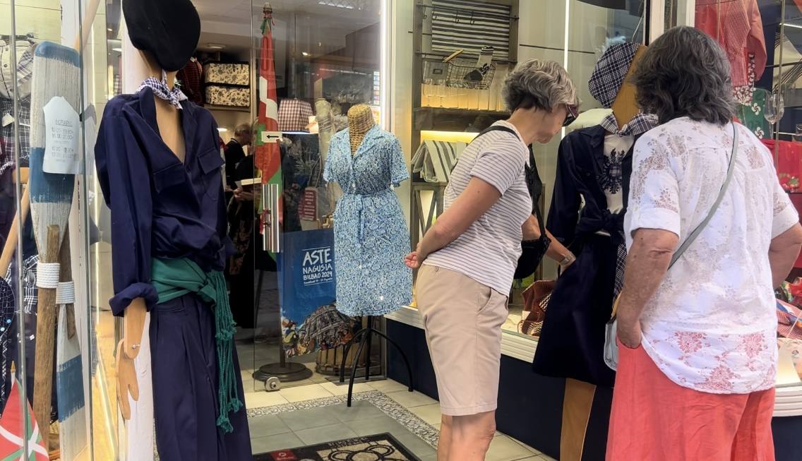 La tienda de Bilbao que lleva 126 años vistiendo de arrantzale y baserritarra a los bilbaínos