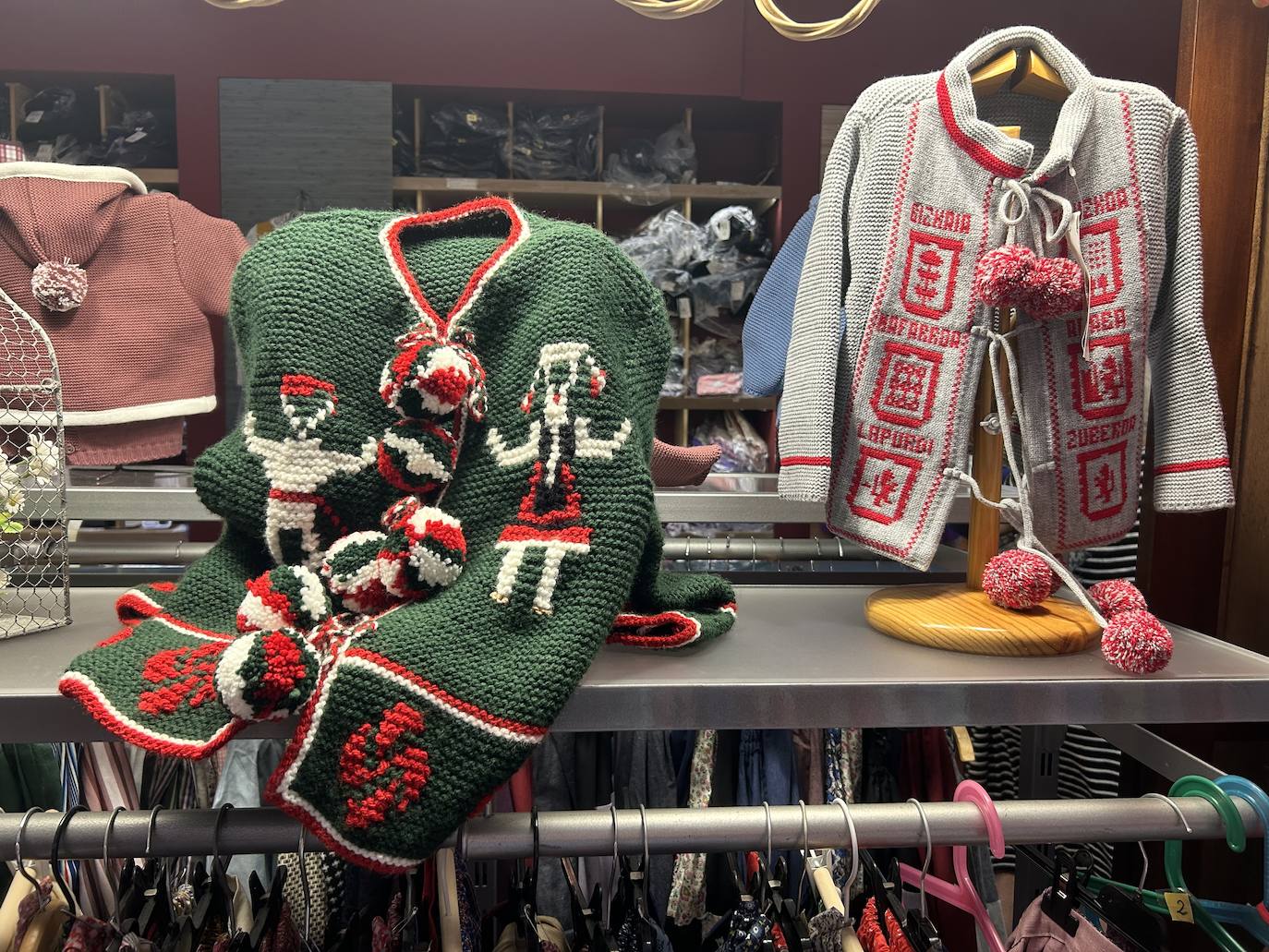 La tienda de Bilbao que lleva 126 años vistiendo de arrantzale y baserritarra a los bilbaínos