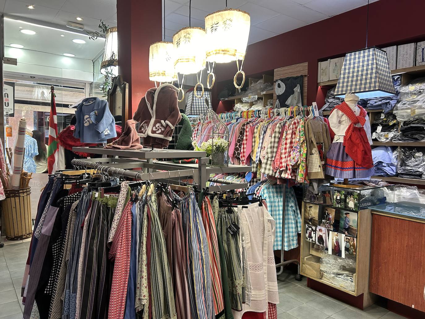La tienda de Bilbao que lleva 126 años vistiendo de arrantzale y baserritarra a los bilbaínos