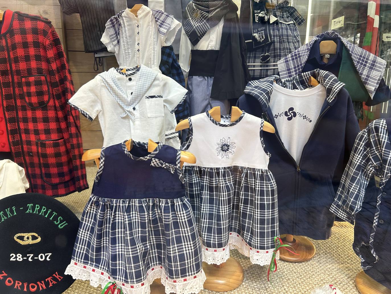 La tienda de Bilbao que lleva 126 años vistiendo de arrantzale y baserritarra a los bilbaínos