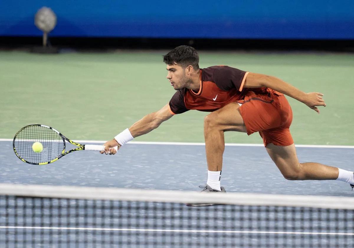 Alcaraz golpea la pelota en el encuentro en el que ha roto la raqueta.